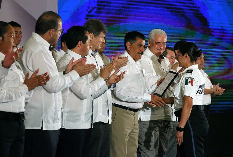 Ante más de 600 policías federales, precisó que con este cambio al Reglamento, de presentarse esa lamentable circunstancia, la familia del afectado dispondrá del 100 por ciento del salario del policía desaparecido más un seguro de 100 semanas de apoyo