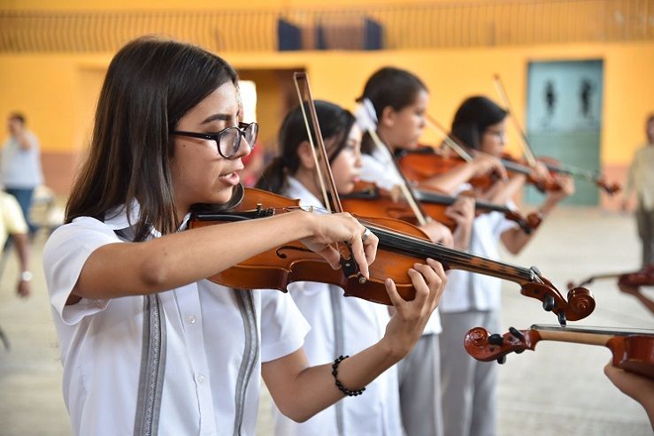 Inducir a la niñez desde edades tempranas en el arte y la cultura, sobre todo en la música e inculcarla como actividad rutinaria en su crecimiento, ellas y ellos encuentran diversión en esta práctica, pero además desarrollan un sentido de trabajo en equipo, responsabilidad y sensibilidad colectiva, comentó Tito Quiroz