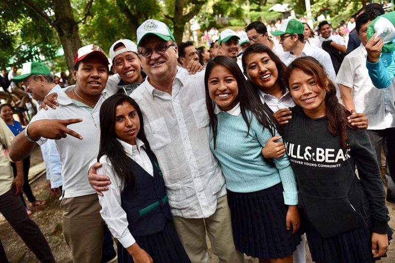 , junto con la secretaria de Educación, Beatriz Ramírez Velázquez, y el director del plantel, Eduardo Moreno Carmona