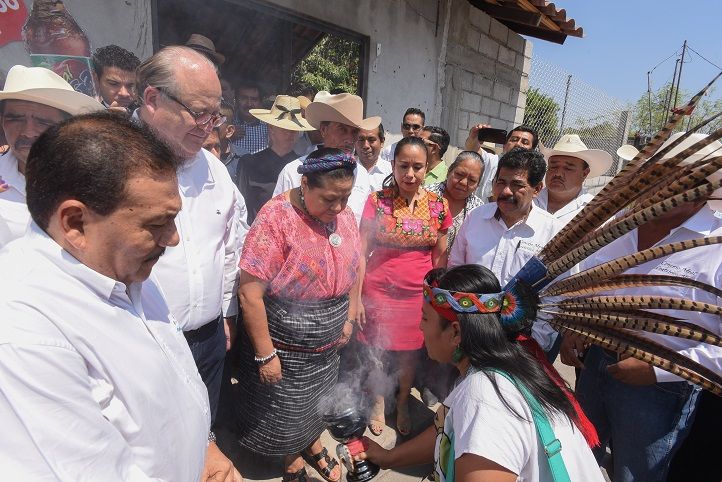 en especial el apoyo que Javier Montes, Julio Espín y Hortencia Figueroa dieron al proyecto para lograr la mayoría y aprobar las reformas necesarias