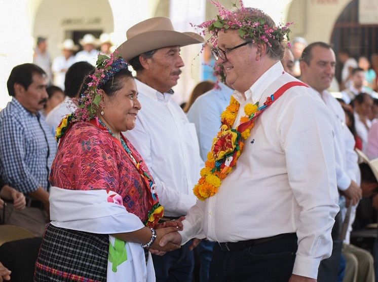 el gobernador Graco Ramírez afirmó que en Morelos, en pleno Siglo XXI, se escribió un nuevo capítulo de la historia, de la lucha por el respeto al derecho que tienen los pueblos indígenas a ser reconocidos y elegir a sus gobernantes