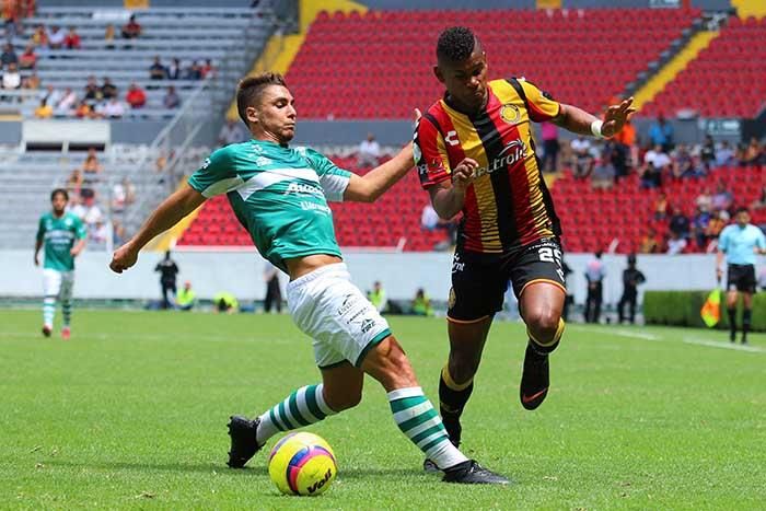 El encuentro comenzó titubeante para las dos escuadras, a los equipos les costó acomodarse en el terreno de juego, solo bastaron cinco minutos y Leones Negros tuvo que realizar el primer cambio del encuentro, Ismael Páez salió lesionado e ingresó Antonio Santos Sánchez