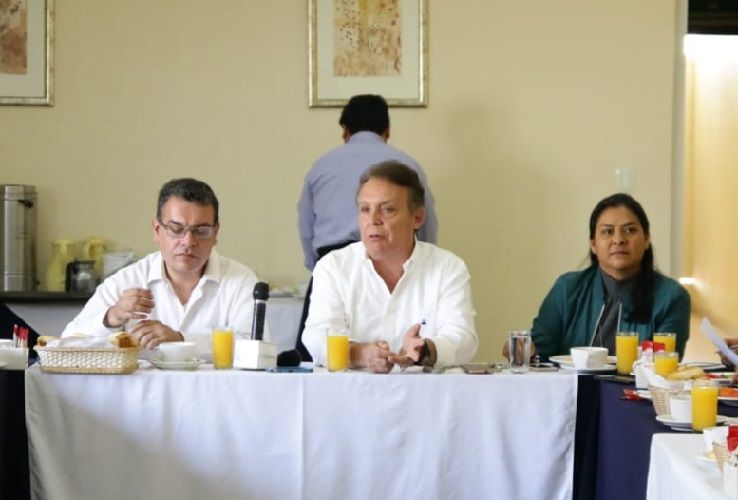 Al reunirse con líderes de opinión y comunicadores lamentó que en estas elecciones Morelos tenga como protagonistas a actores arribistas que llegan a la entidad bajo un contrato para sacar ventaja del estado