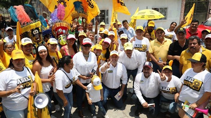 Al arranque de campaña del candidato a la presidencia municipal de Miacatlán, Abel Espín, en donde también estuvieron presentes los candidatos a la diputación local, Silvia Irra; al Senado, Hortencia Figueroa; y a la diputación federal, Julio Espín Navarrete