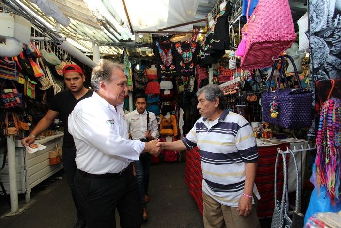 Acompañado por los candidatos al Senado, Lilia Ibarra; a la diputación local por el II Distrito, Víctor Hugo Manzo Godínez y a la alcaldía de Cuernavaca, Víctor Saucedo Perdomo; Jorge Meade caminó, saludó y platicó con los locatarios y sus compradores, para escuchar sus necesidades y construir propuestas juntos