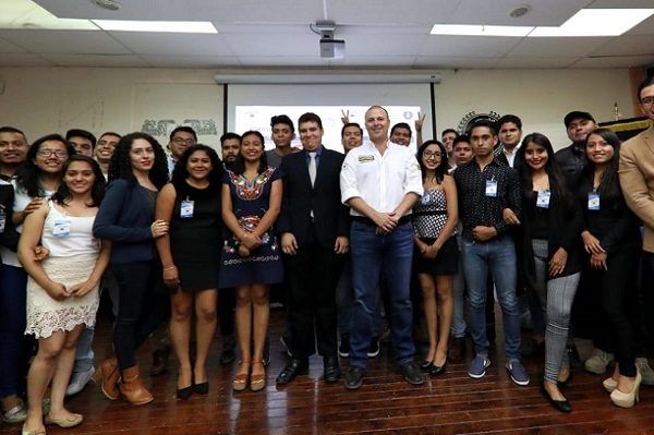 Durante el Foro Universitario, organizado por la Universidad Autónoma del Estado de Morelos (UAEM), el abanderado de los partidos PRD y PSD contestó los cuestionamientos que le hicieron los jóvenes universitarios