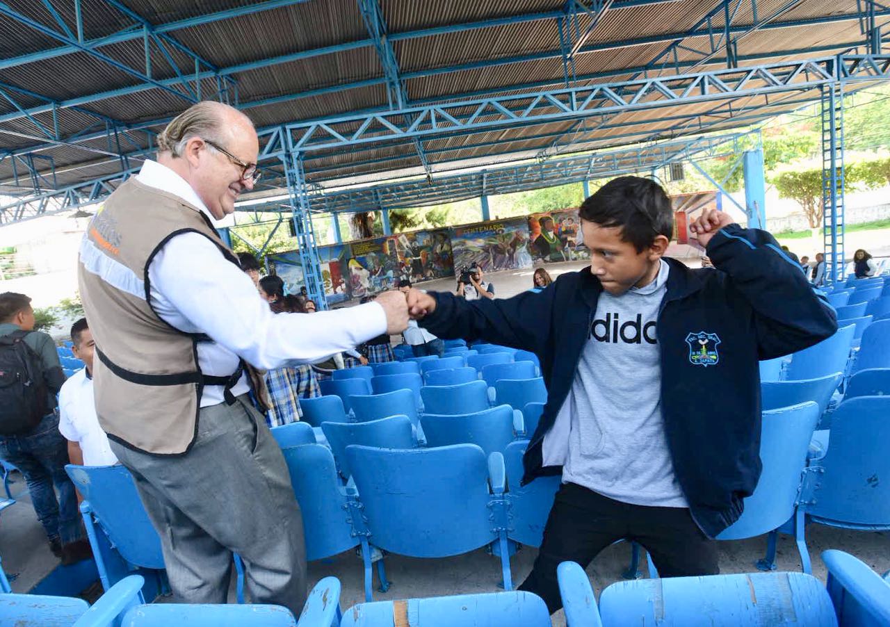 Emiliano Zapata, Mor.- El gobernador Graco Ramírez supervisó obras de rehabilitación y mejoramiento de infraestructura educativa en escuelas de nivel básico de Emiliano Zapata, que sufrieron daños por el sismo del pasado 19 de septiembre