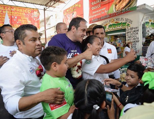 Recorrió varias calles del centro de Emiliano Zapata y, de igual manera, recorrió todos los pasillos del mercado municipal, donde los locatarios le auguraron un triunfo rotundo y aprovecharon para estrechar su mano