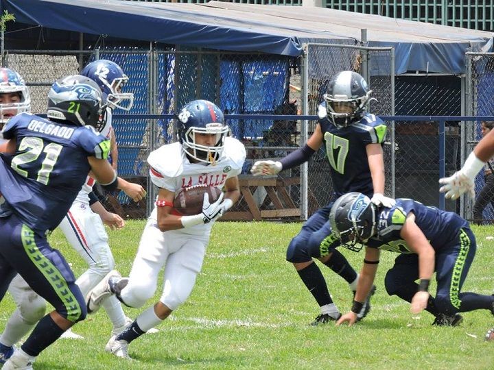 Gallos de la Universidad La Salle de Cuernavaca vence por la mínima diferencia de un punto a los Seahawks México en la Conferencia Tres, en un duelo que finalizó con la pizarra de 07-06; aseguró su lugar en la postemporada en la que ahora sólo resta vencer, en la jornada seis al conjunto de los Halcones de la Universidad Veracruzana para enfrentar los partidos en casa