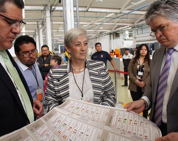 Las boletas electorales se imprimirán en papel seguridad y contará también con varias medidas de seguridad, tanto visibles como invisibles, comentó la consejera presidenta del Impepac, Ana Isabel León Trueba, luego de oprimir el botón para echar andar las rotativas que imprimirán las boletas, en compañía de la consejera electoral Isabel Guadarrama Bustamante y el consejero Javier Arias Casas; así como de representantes de los partidos políticos