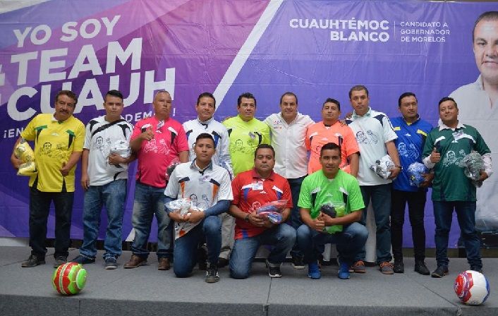 Lo anterior, luego de realizar la entrega de uniformes a los doce equipos que resultaron semifinalistas del torneo estatal de fútbol “Cuauhtémoc Blanco Bravo”, en donde estuvieron presentes los ex jugadores del club “América” y ex seleccionados nacionales Germán Villa Castañeda e Isaac Terrazas García