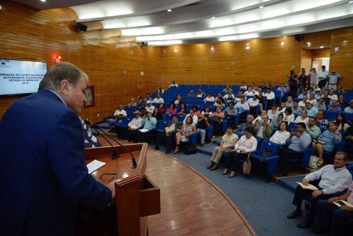 Destacó la disposición de las nuevas autoridades municipales para capacitarse y realizar un mejor trabajo en beneficio de los ciudadanos. “Estoy seguro que con estas jornadas de capacitación ustedes podrán realizar muchísimo mejor su trabajo y sobre todo con responsabilidad, y también en la toma de decisiones, que va a ser muy importante en estos años para todos los morelenses. Es lo que tenemos que hacer, capacitarnos y hacer mejor día a día nuestro trabajo como funcionarios públicos”, aseveró