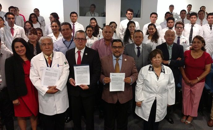 En el auditorio de la ULA, ante docenas de alumnos y personal docente de la institución educativa y el cuerpo directivo de la Delegación Estatal del ISSSTE, se dejó de manifiesto que ambas Instituciones se comprometen a elaborar el programa operativo de común acuerdo, con la participación de los profesores titulares y a vigilar de manera permanente el cumplimiento de los estándares establecidos por la Norma Oficial Mexicana NOM-234-SSA1-2003 “Utilización de Campos Clínicos para Ciclos Clínicos e Internado de Pregrado”