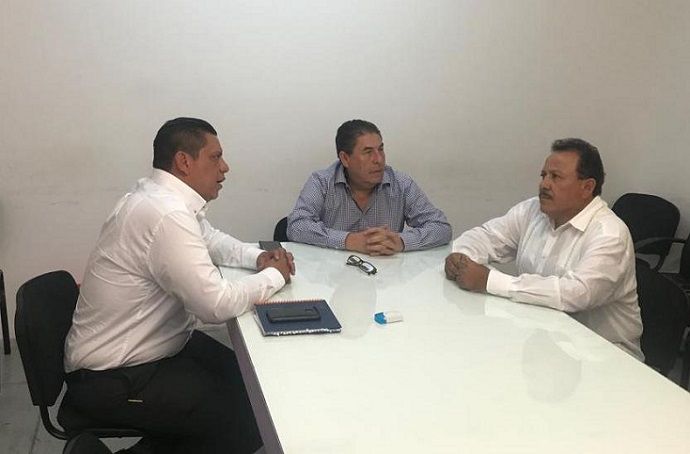 Para conseguirlo, todas las áreas de la Secretaría de Movilidad y Transporte (SMyT) trabajarán de cerca con las autoridades municipales, aseguró el titular de dicha dependencia, Víctor Mercado Salgado; quien encabezó una reunión de trabajo con el presidente municipal electo de Axochiapan, Félix Sánchez Espinoza