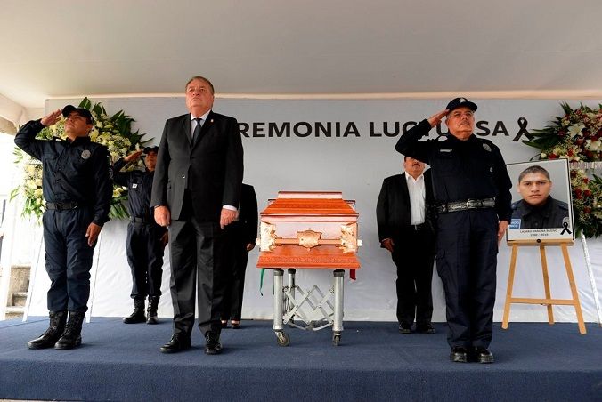 En representación del gobernador Cuauhtémoc Blanco Bravo, José Manuel Sanz y el comisionado estatal de Seguridad, Vicealmirante José Antonio Ortiz Guarneros, encabezaron el Homenaje de Cuerpo Presente en el Centro de Coordinación, Comando, Control, Comunicaciones y Cómputo (C5).