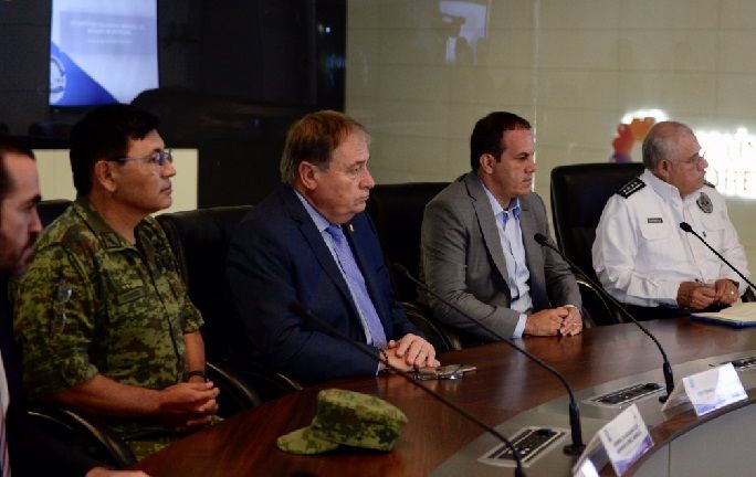 Acompañado del comisionado estatal de Seguridad, Vicealmirante, José Antonio Ortiz Guarneros; el secretario de Gobierno, Pablo Ojeda Cárdenas; y el General de Brigada Armando Gómez Mendoza, titular de la Vigésimo Cuarta Zona Militar, llevó a cabo una evaluación de las acciones que se llevan a cabo en materia de prevención y combate a la delincuencia