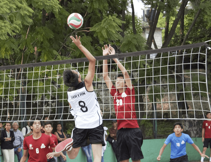 En la categoría preparatoria femenil la sexteta de La Salle sigue imparable, en esta ocasión venció sin dificultad al Revo en dos sets consecutivos, con final en los cartones de 25-19 y 25-18; de seguir con esos resultados las estudiantes también se coloca como favoritas al título, ya que por el momento no han tenido dificultad para acumular cuatro victorias