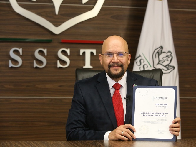 Joe Kiani, Presidente Fundador de Patient Safety Movement, entregó el certificado al Director Médico del ISSSTE, Jorge Guerrero Aguirre, quien al recibir el reconocimiento expresó: “a través de este programa el Instituto suma esfuerzos con 4 mil 700 organizaciones de Salud de más de 40 países, con el objetivo de lograr cero muertes prevenibles en el año 2020”