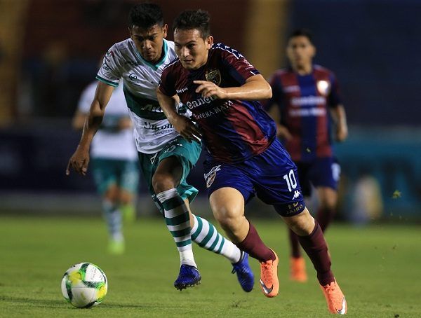 l cuadro local fue el encargado de mover la pelota para inaugurar el partido de la Jornada 3. Apenas un par de minutos en el reloj arbitral y un error en el despeje de Gerardo Ruíz, portero de los azulgranas, fue aprovechado por César Huerta recién llegado del Rebaño Sagrado para reforzar a los Cañeros de Zacatepec, la pelota le rebotó en el botín, César remató e inauguró los festejos con un gol tempranero en contra de los cancunenses