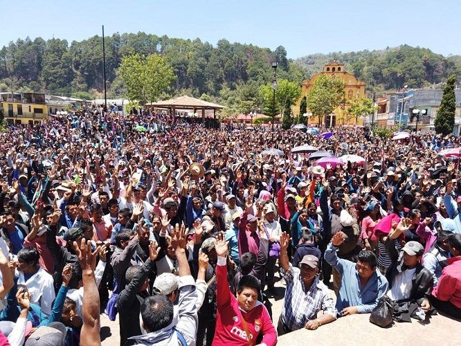 En la plaza central de aquel municipio fui testigo directo de un acontecimiento sin precedentes: la reunión de más de 12 mil pobladores de las distintas localidades, comunidades, rancherías, cuadrillas, colonias y vecindarios que conforman el municipio para elegir, a mano alzada y sin intermediarios, a quienes integrarían el cabildo para el ejercicio trianual de gobierno 2019-2021. Concretamente al Concejal Presidente, a la síndica y a las personas encargadas de las regidurías, en igualdad de oportunidades entre los géneros