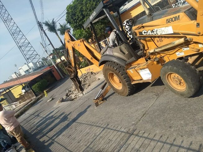 La Dirección Operativa explicó que el problema surgió debido a que la red de drenaje en calle Don Rafael cumplió con su tiempo de vida útil, con más de 40 años de antigüedad, por lo que se instruyó al personal de alcantarillado a responder con prontitud en la reparación del desperfecto