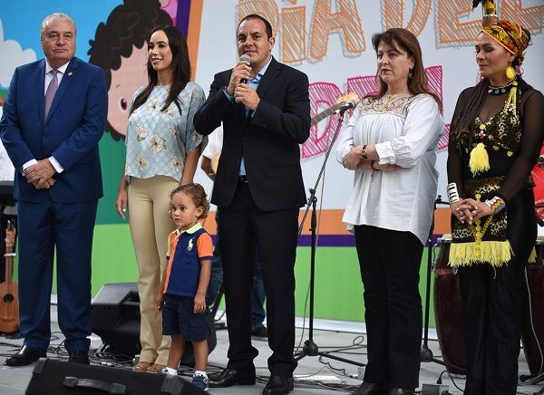 “Muchas felicidades por este día tan importante”, deseó el Gobernador a los asistentes, a quienes recordó que algún momento “todos fuimos niños y fue etapa muy bonita para todos nosotros, nos acordamos de cuando jugamos en las calles, en las colonias. Muchas felicidades a todos”. En el festejo participaron “pequeñines” procedentes del centro de la ciudad y demás colonias de Cuernavaca, así como de municipios conurbados como Jiutepec, Temixco, Emiliano Zapata y Xochitepec