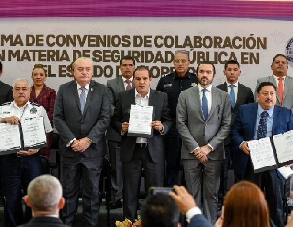 Al firmar diversos convenios de colaboración en materia de seguridad pública, el mandatario morelenese a aseguró que en su gobierno no habrá impunidad ni pacto con delincuentes: “Este Gobierno no tolerará impunidad, ni pactaremos con quien atente contra la vida y opere fuera del margen de la Ley; nuestra lucha contra la violencia es frontal y sin marcha atrás, afirmó