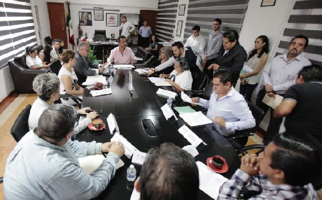 Al tomar protesta a los integrantes del Comité de Obras del Municipio de Cuernavaca, dijo que los recursos económicos con que se contará para obra serán pocos, lo que obligará a la administración que encabeza a ser muy sensibles de las obras que requiere la comunidad y del manejo de los dineros que deberá de ser eficaz y transparente