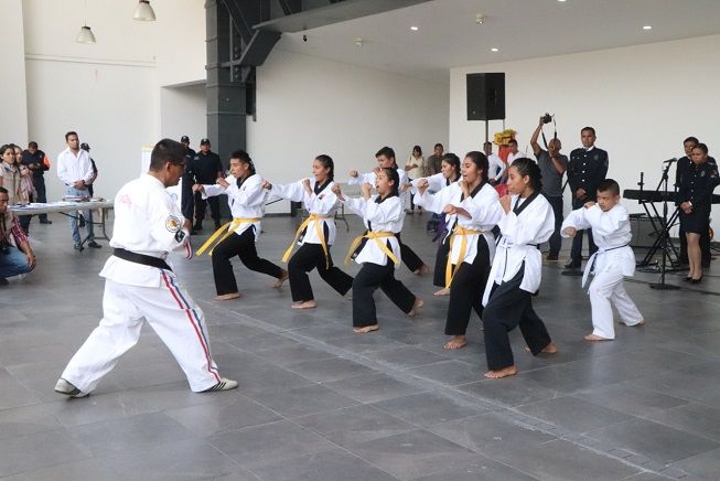 El evento incluyó capacitación "Prevención del Delito y Violencia de Género" y al que asistió la maestra Anabel Banda Ruiz, directora General del Centro Estatal de Prevención Social de la Violencia y Delincuencia con Participación Ciudadana, en representación del titular de la Comisión Estatal de Seguridad (CES), vicealmirante José Antonio Ortiz Guarneros