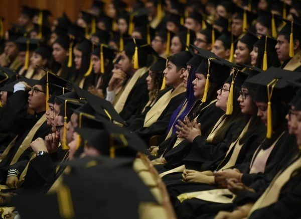 Al presidir la décimo segunda Ceremonia de Graduación ,realizada en el Centro Cultural Teopanzolco, el mandatario les dijo: “Hoy cierran un ciclo que los preparó para enfrentar los retos profesionales por venir, me siento muy orgulloso de estar compartiendo este recinto con el semillero de nuevos profesionales”