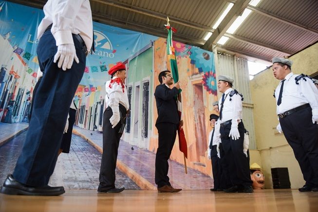 Después de disfrutar el programa cultural preparado por alumnos y docentes, Blanco Bravo entregó reconocimientos a los alumnos graduados, a quienes invitó a seguir persiguiendo sus sueños