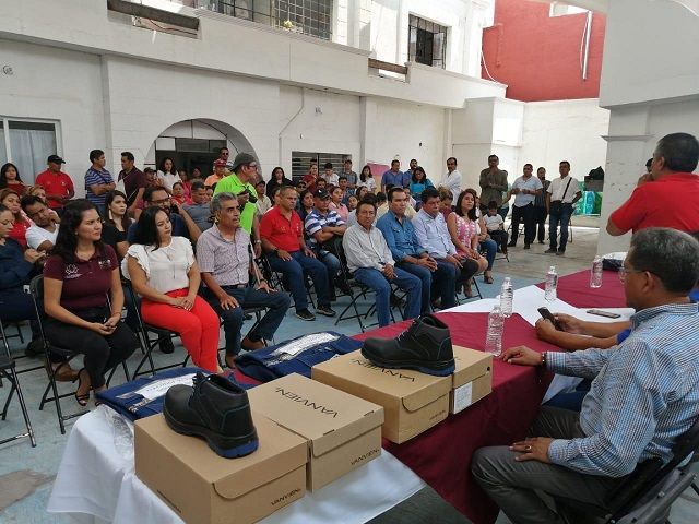 En un evento efectuado en palacio municipal y con la participación de distintos regidores del Ayuntamiento de Jiutepec, el responsable del recurso humano expresó que aún y cuando las condiciones financieras del gobierno no son las mejores, por las deudas heredadas, el compromiso del alcalde Rafael Reyes es dotar a los trabajadores de lo necesario para que realicen bien su trabajo