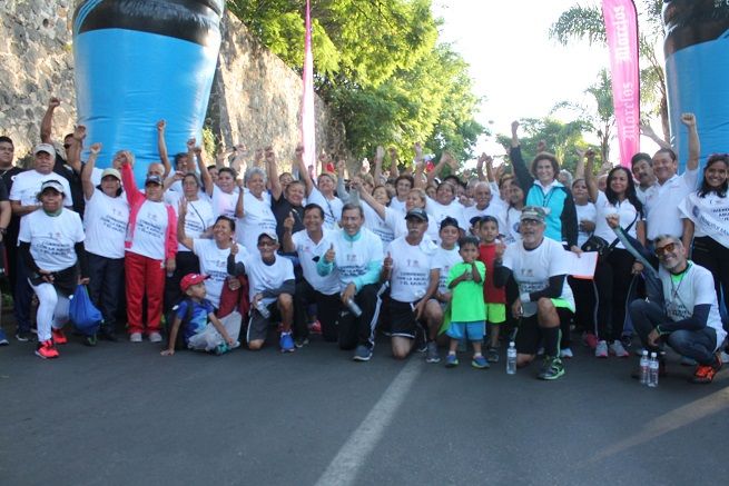 Fueron más 200 personas abuelos y abuelas, muchos acompañados por sus hijos, nietos y hasta bisnietos, quienes se dieron cita a temprana hora en la Ciclopista de Vista Hermosa en la Avenida Juan Pablo II para participar en la caminata