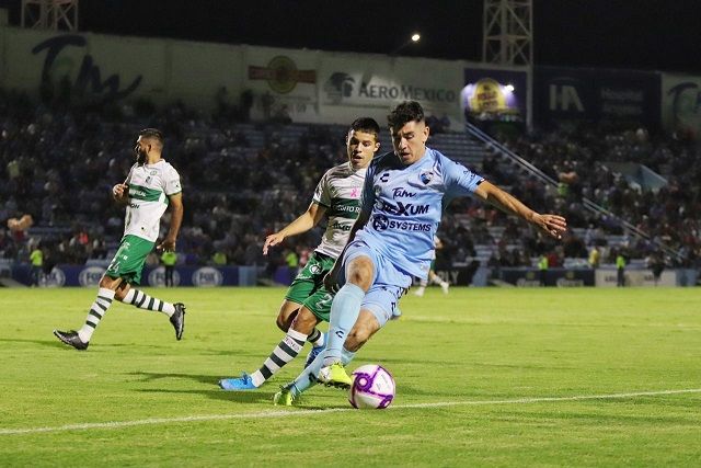 El encuentro comenzó con gran ritmo, ambos buscaban el liderato de la clasificación. El invitado no tardó en llegar. Al 10´, Giovanni Hernández habilitó de “taquito” dentro del área a Bryan Colula y el lateral disparó a segundo poste para poner el 0-1