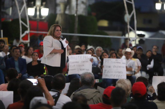 Precisó -ante cientos de seguidores- que el compromiso de la 4T es “no robar, no mentir y no traicionar, como lo hemos hecho de la mano de Andrés Manuel López Obrador, y desde hace 18 años en el partido”