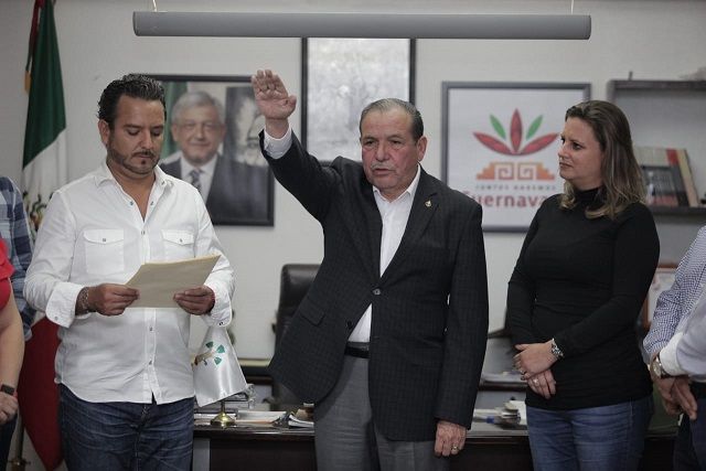 El alcalde Antonio Villalobos Adán hizo el anuncio y de inmediato le tomó la protesta de ley en un acto efectuado en la Oficina de la Presidencia Municipal -a puerta cerrada- y ante los miembros del Cabildo de Cuernavaca