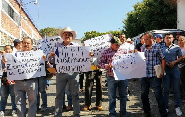 Denunciaron que funcionarios de la dependencia, entre ellos Fernando Zavala Galindo, director general de Infraestructura Hidroagrícola y Desarrollo Rural, y Jonathan Calixto Zárate Arroyo, pretenden que los recursos destinados de los aguacateros se ejerzan a través de intermediarios