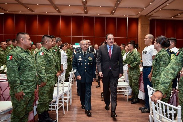 La ceremonia cívica-cultural se realizó en el Centro de Convenciones Morelos, situado en Xochitepec, donde el jefe del Ejecutivo expresó su reconocimiento a hombres y mujeres de las fuerzas armadas que trabajan día con día para garantizar la seguridad y la soberanía nacional