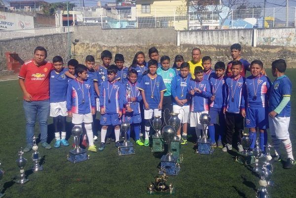 Se dieron cita los diferentes representativos participantes de este sector, que inundaron de colorido esta ceremonia deportiva en la que familiares, amigos y fieles aficionados al futbol amateur honraron a los campeones de Copa, Liga y Campeón de Campeones del 2019