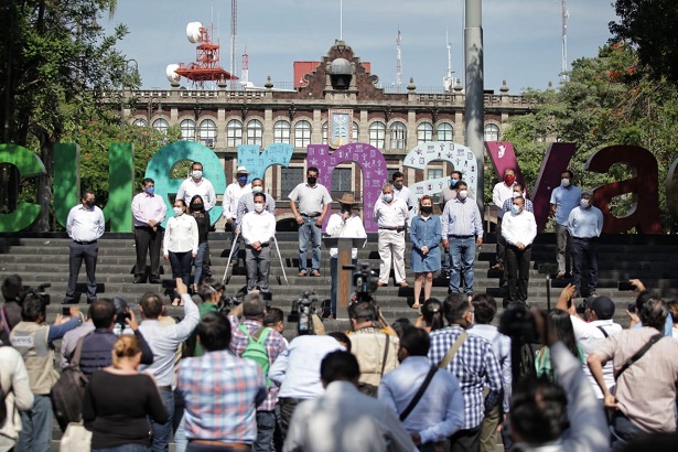 Frente a la sede del jefe del Ejecutivo precisaron que la llamada Reforma Electoral fue disfrazada de modificaciones en materia de paridad de género para obligar a los cabildos a aprobarla en su calidad de Constituyente Permanente