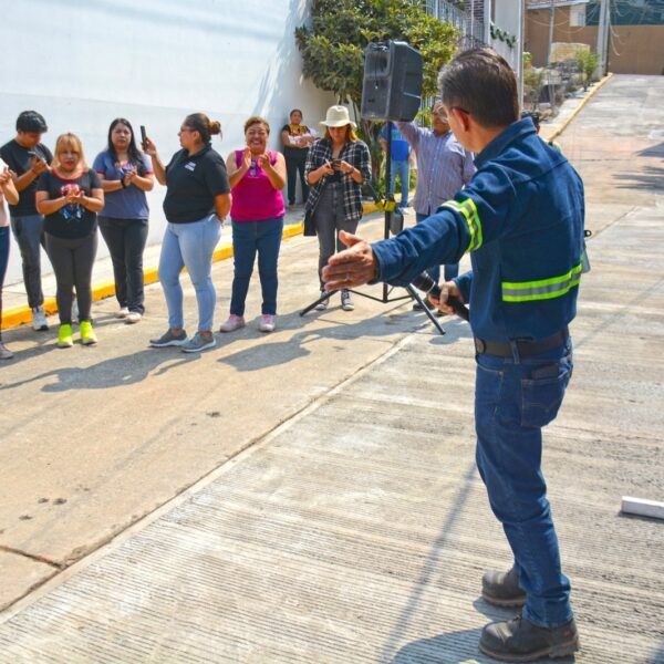 Secretario de Obras Públicas hace entrega de calle en Tlatepexco Cuernavaca